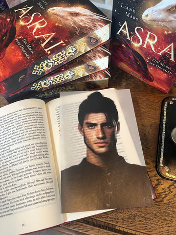 Das Page Overlay zeigt das Porträt der männlichen Hauptfigur des Buches "Asrai - Das Portal der Drachen". Ian trägt ein dunkles Hemd, sein Haar ist dunkelbraun.